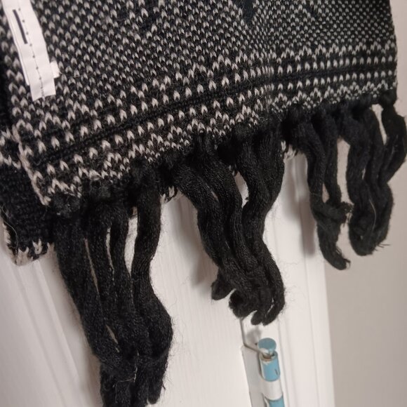 Vans Black & White Skull and Crossbones Reindeer Christmas Knit Scarf - Picture 7 of 7